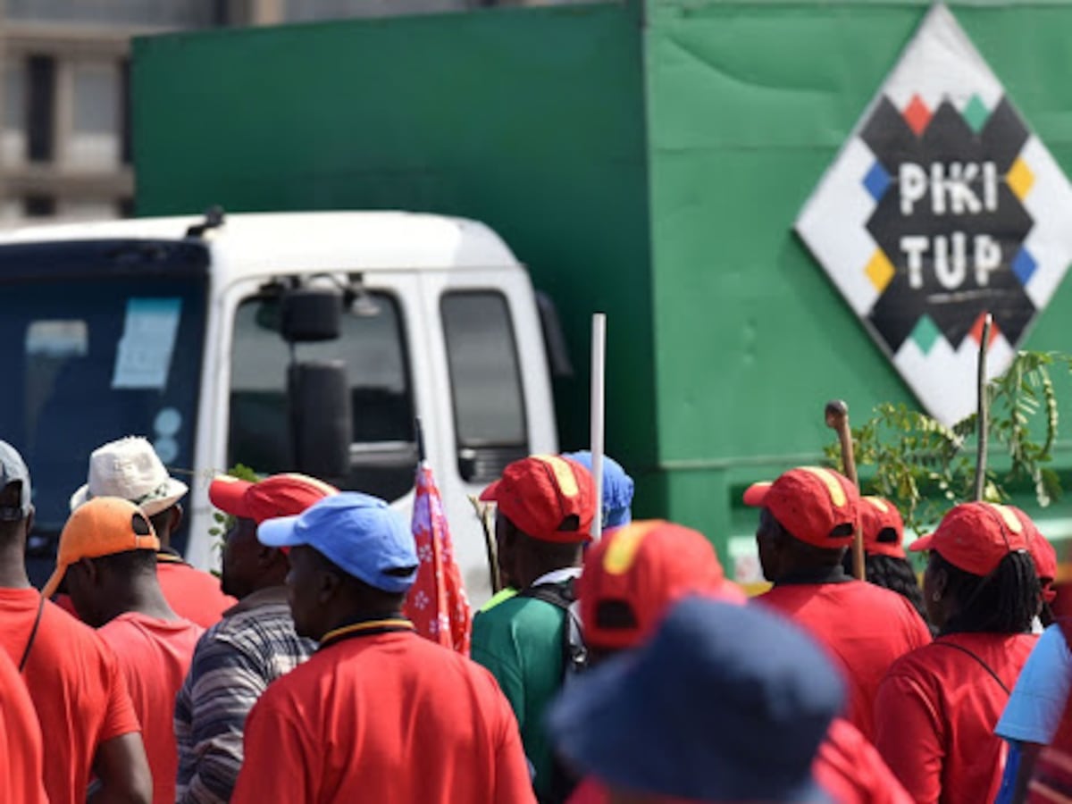 Johannesburg Rubbish Pickers Strike for Full-Time Jobs